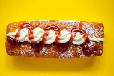 Londra İngiltere, 24 Nisan 2025, Reçel ve Krema Doldurulmuş Lezzetli Donutlar