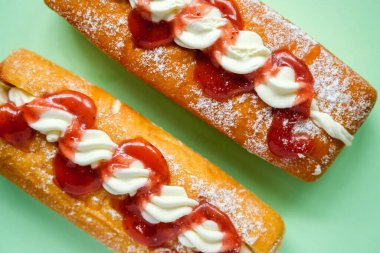 Londra İngiltere, 24 Nisan 2025, Reçel ve Krema Doldurulmuş Lezzetli Donutlar