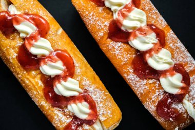 Londra İngiltere, 24 Nisan 2025, Reçel ve Krema Doldurulmuş Lezzetli Donutlar