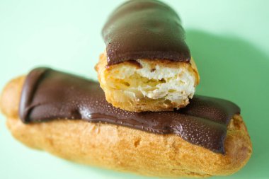 Londra Birleşik Devletleri, 24 Nisan 2025, Lezzetli Tatlı Choux Pastası Çikolatalı ekler