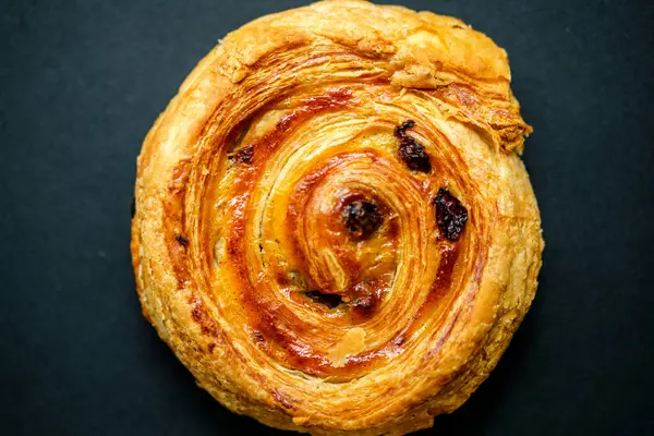 London UK, 24 Nisan 2025, Single Pain Aux Raisin French Breakfast Pastry