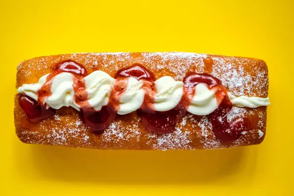 Londra İngiltere, 24 Nisan 2025, Reçel ve Krema Doldurulmuş Lezzetli Donutlar