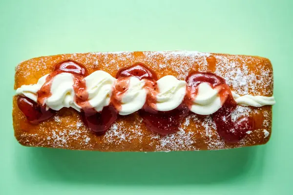 Londra İngiltere, 24 Nisan 2025, Reçel ve Krema Doldurulmuş Lezzetli Donutlar