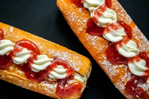 Londra İngiltere, 24 Nisan 2025, Reçel ve Krema Doldurulmuş Lezzetli Donutlar
