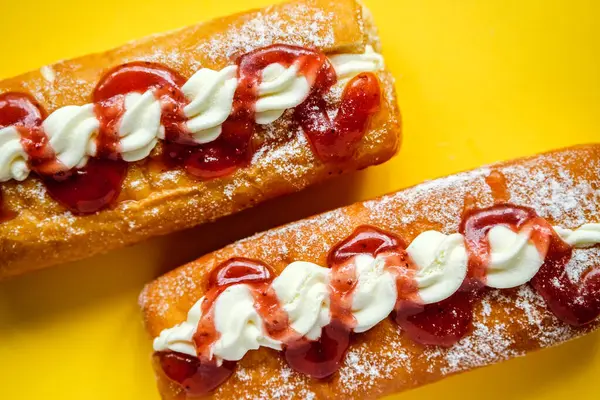 Londra İngiltere, 24 Nisan 2025, Reçel ve Krema Doldurulmuş Lezzetli Donutlar