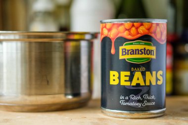 Londra İngiltere, 25 Nisan 2025, Branston Fırında Fasulye Konservesi Domates Sosu