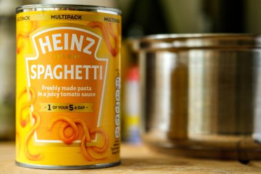 Londra İngiltere, 25 Nisan 2025, Domates soslu Heinz Spaghetti Konservesi