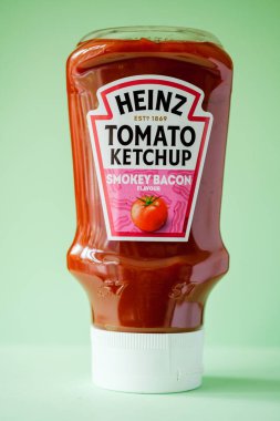 Londra İngiltere, 25 Nisan 2025, Bir şişe Heinz Smokey Bacon Ketçap
