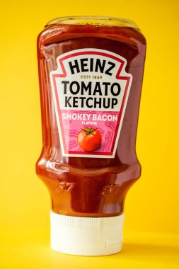 Londra İngiltere, 25 Nisan 2025, Bir şişe Heinz Smokey Bacon Ketçap