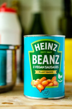 Londra İngiltere, 26 Nisan 2025, Heinz Fırınlanmış Fasulye Konservesi Vejetaryen Soslu Domates Sosu