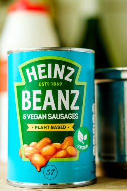 Londra İngiltere, 26 Nisan 2025, Heinz Fırınlanmış Fasulye Konservesi Vejetaryen Soslu Domates Sosu