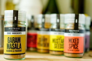 Londra İngiltere, 27 Nisan 2025, Garam Masala ile Garitrose Mutfak Baharatları Seçimi