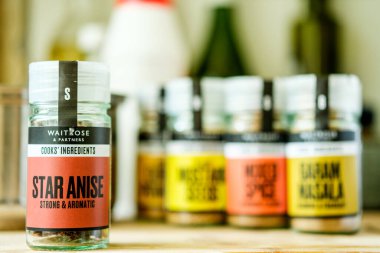 Londra İngiltere, 27 Nisan 2025, Garsonların Pişirdiği Baharatlarla Star Anise Kavanozu