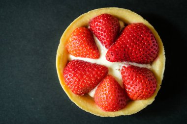 Londra, 27 Nisan 2025, Madagasean Kremalı İki Taze Çilekli Turta