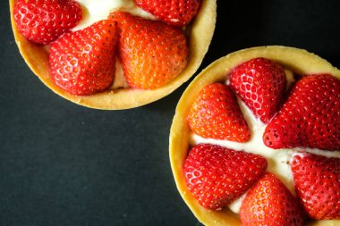 Londra, 27 Nisan 2025, Madagasean Kremalı İki Taze Çilekli Turta