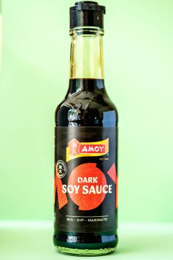 Londra İngiltere, 28 Nisan 2025, Bir şişe Amoy Dipping veya Marinade Dark Soy Sosu