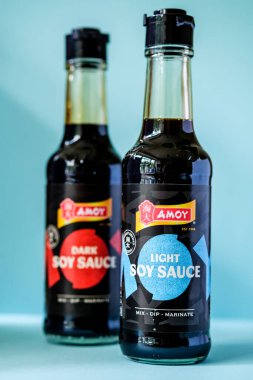 Londra İngiltere, 28 Nisan 2025, Bir şişe Amoy Dipping veya Marinade Light ve Dark Soya Sosu