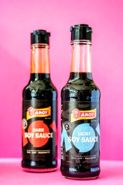 Londra İngiltere, 28 Nisan 2025, Bir şişe Amoy Dipping veya Marinade Light ve Dark Soya Sosu