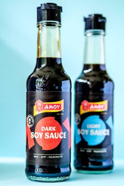 Londra İngiltere, 28 Nisan 2025, Bir şişe Amoy Dipping veya Marinade Light ve Dark Soya Sosu