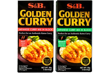 Londra İngiltere, 28 Nisan 2025, S ve B paketleri sıcak ve orta boy Hint körisi otantik Japon Katsu Curry Mix