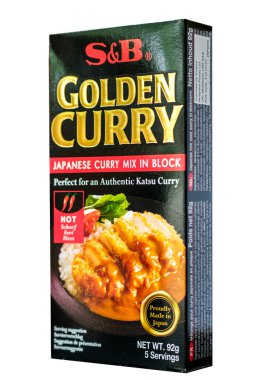 Londra İngiltere, 28 Nisan 2025, Bir paket S ve B Golden Curry Sıcak Japon köri karışımı