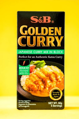 Londra İngiltere, 28 Nisan 2025, S ve B paketleri Sıcak Otantik Japon Katsu Curry Mix