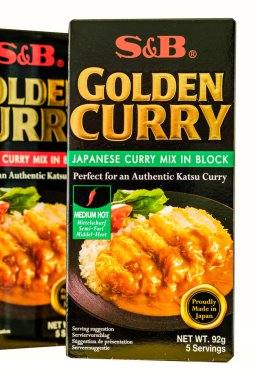 Londra İngiltere, 28 Nisan 2025, S ve B paketleri sıcak ve orta boy Hint körisi otantik Japon Katsu Curry Mix