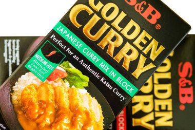 Londra İngiltere, 28 Nisan 2025, S ve B paketleri sıcak ve orta boy Hint körisi otantik Japon Katsu Curry Mix