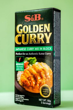 Londra İngiltere, 28 Nisan 2025, S ve B paketleri Sıcak Otantik Japon Katsu Curry Mix