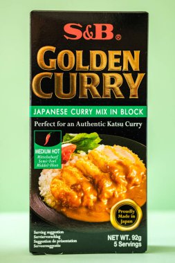 Londra İngiltere, 28 Nisan 2025, S ve B paketleri Sıcak Otantik Japon Katsu Curry Mix