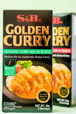 Londra İngiltere, 28 Nisan 2025, S ve B paketleri sıcak ve orta boy Hint körisi otantik Japon Katsu Curry Mix