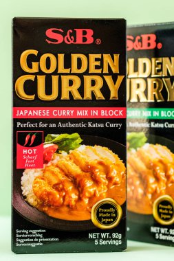 Londra İngiltere, 28 Nisan 2025, S ve B paketleri sıcak ve orta boy Hint körisi otantik Japon Katsu Curry Mix
