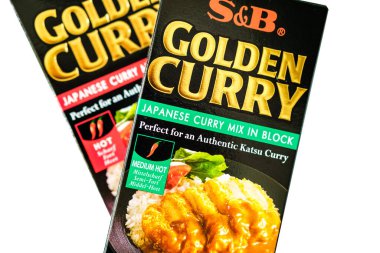 Londra İngiltere, 28 Nisan 2025, S ve B paketleri sıcak ve orta boy Hint körisi otantik Japon Katsu Curry Mix