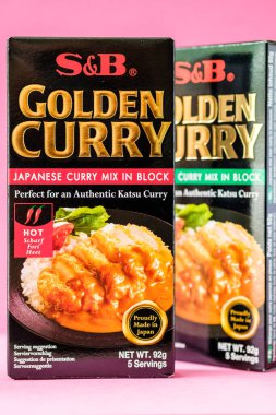 Londra İngiltere, 28 Nisan 2025, S ve B paketleri sıcak ve orta boy Hint körisi otantik Japon Katsu Curry Mix