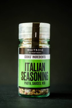 Londra İngiltere, 28 Nisan 2025, Waitrose Vejetaryen İtalyan Baharatları Kavanozu