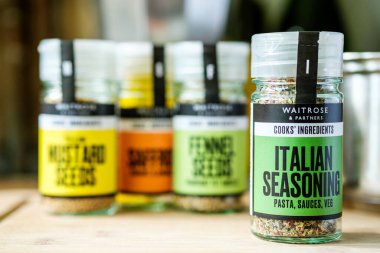 Londra İngiltere, 28 Nisan 2025, İtalyan Baharatlı Garsonlar Grubu