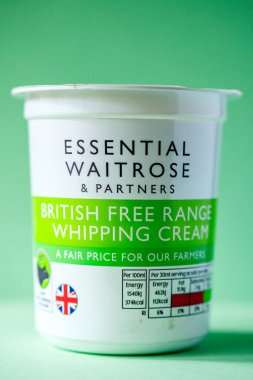 Londra Birleşik Devletleri, 28 Nisan 2025, Temel Waitrose Esrarı İngiliz Serbest Kırbaç Kremi