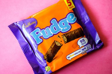 Londra İngiltere, 29 Nisan 2025, Cadburys Çikolatalı Çoklu Çikolata Çubuğu