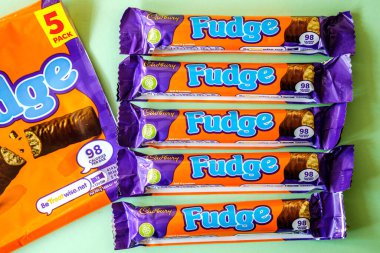 Londra İngiltere, 29 Nisan 2025, Cadburys Çikolatalı Çoklu Çikolata Çubuğu