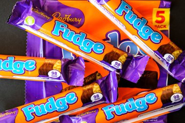 Londra İngiltere, 29 Nisan 2025, Cadburys Çikolatalı Çoklu Çikolata Çubuğu