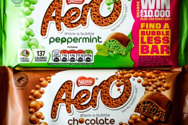 Londra İngiltere, 29 Nisan 2025, Nestle Aero Milk Çikolata ve Sütlü Çikolata