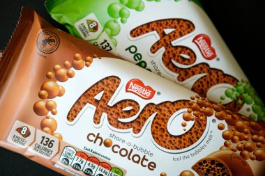 Londra İngiltere, 29 Nisan 2025, Nestle Aero Milk Çikolata ve Sütlü Çikolata