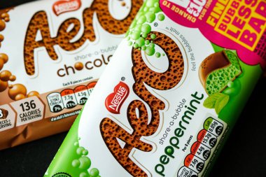 Londra İngiltere, 29 Nisan 2025, Nestle Aero Milk Çikolata ve Sütlü Çikolata
