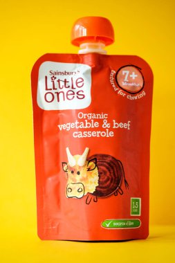 Londra İngiltere, 30 Nisan 2025, Sainsburys Little One Organik Sebze ve Beef Güveç Bebek maması Torbası
