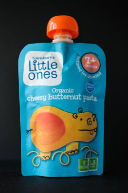 Londra İngiltere, 30 Nisan 2025, Sainsbury Küçükleri Vejetaryen Organik Peynirli Peynirli Pasta Bebek maması