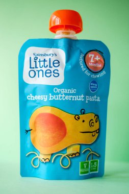 Londra İngiltere, 30 Nisan 2025, Sainsbury Küçükleri Vejetaryen Organik Peynirli Peynirli Pasta Bebek maması