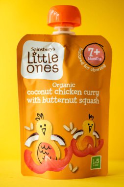 Londra İngiltere, 30 Nisan 2025, Sainsburys Küçükler Hindistan cevizli köri ve tereyağlı bebek maması
