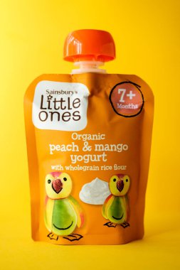 Londra İngiltere, 30 Nisan 2025, Sainsburys Küçükler Organik Şeftali ve Mango Yoğurt püresi ile kepekli pirinç unlu bebek maması