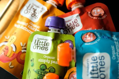 Londra İngiltere, 30 Nisan 2025, Sainsburys Küçükler Bebek Gıda Düzlüğü Yukardan Gelen