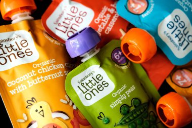 Londra İngiltere, 30 Nisan 2025, Sainsburys Küçükler Bebek Gıda Düzlüğü Yukardan Gelen